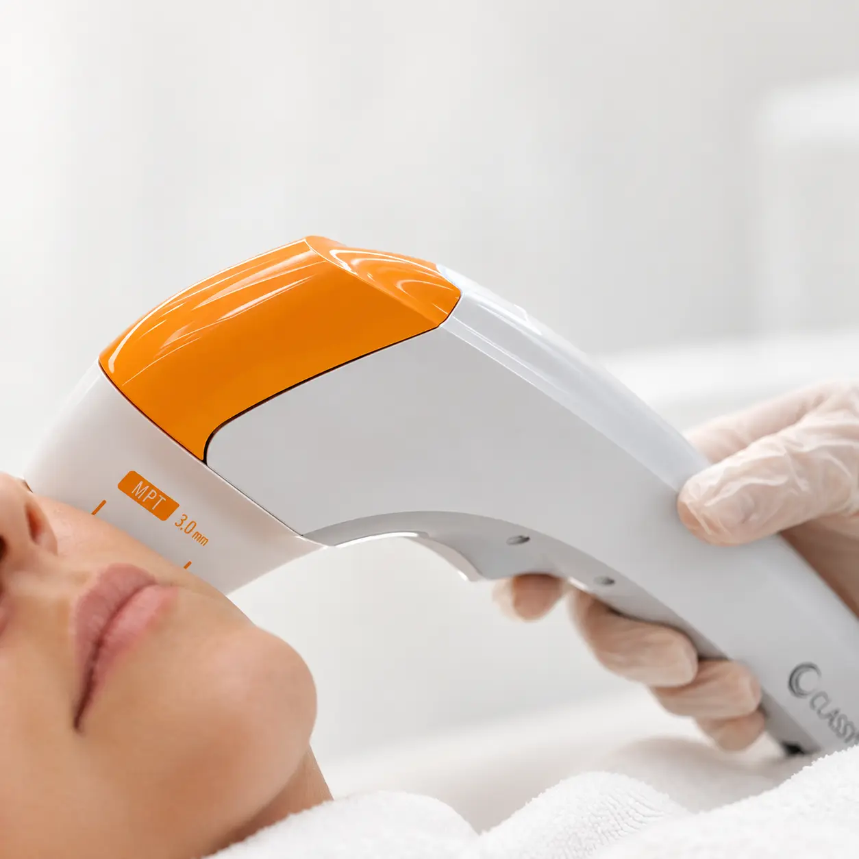 Aplicador de tecnolog&iacute;a MPT durante un procedimiento facial